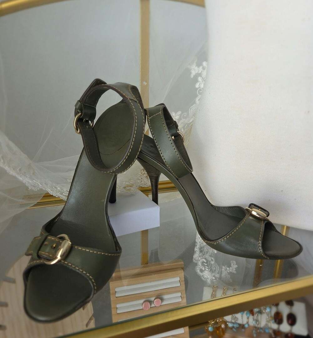 Authentic Gucci Olive Green Leather Ankle Strap Sandals with Buckle Detail COA